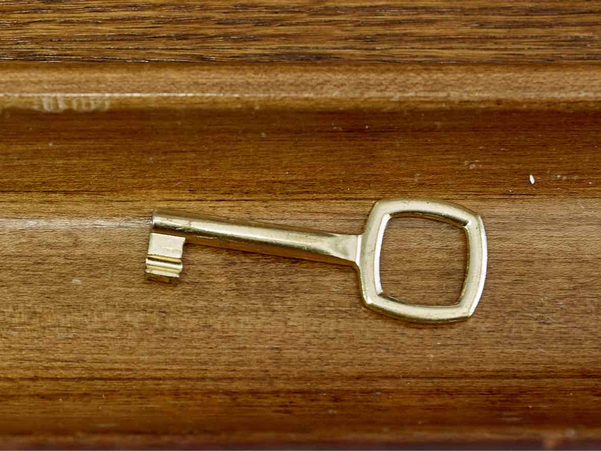 Smith & Watson Mahogany Executive Desk with 4 Drawers