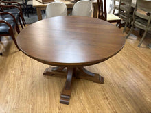 Keystone 'Verona' Round Dining Table