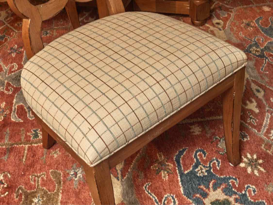 Ethan Allen  Distressed Round Dining Table & 6 Upholstered Seats Chairs