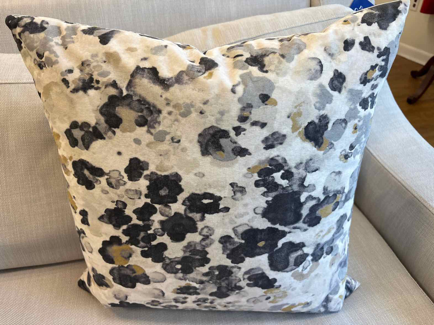 Romo 'Niumi' Velvet Accent Pillow