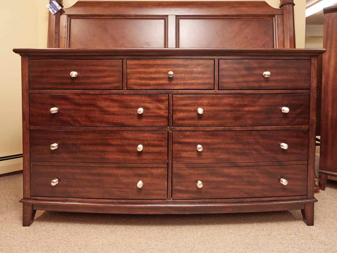 Ribboned Mahognay 7 Drawer Dresser