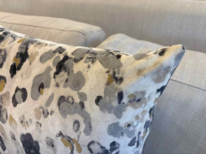 Romo 'Niumi' Velvet Accent Pillow