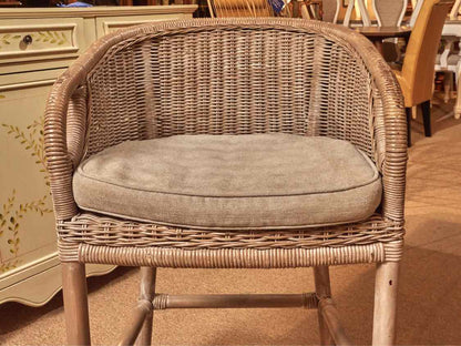 Set Of 5 Pottery Barn Wicker  Counter Stools With Gray Cushions