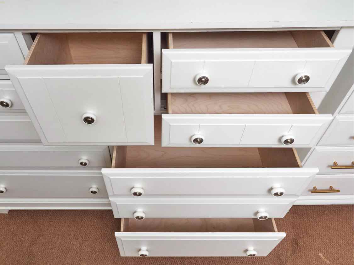 Off White Finish  9 Drawer Mule Chest