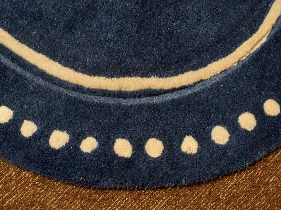 Safavieh Round Area Rug in Navy Blue & Ivory