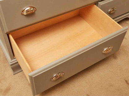 'Beach Pebble Gray' Finish 7 Drawer With Chrome Pulls Chest