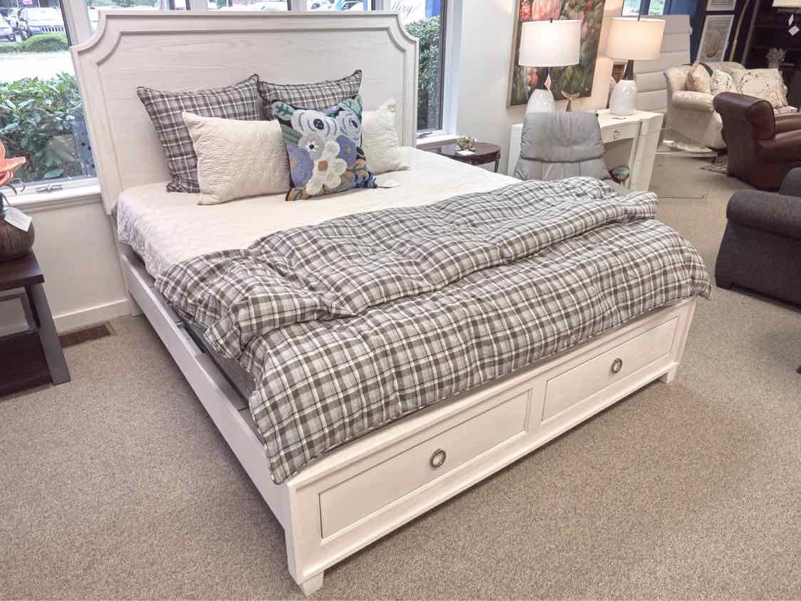 Bassett 'Ventura Panel Storage' King Bed