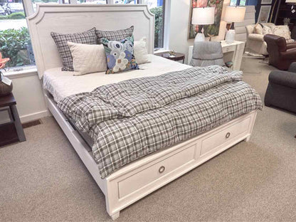 Bassett 'Ventura Panel Storage' King Bed