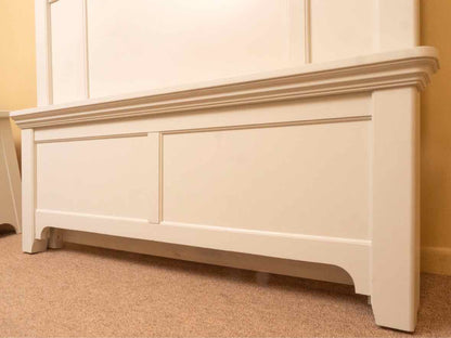 Vaughan Bassett Bungalow Mantel Queen Bed In Lattice Soft White Finish
