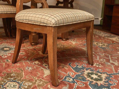Ethan Allen  Distressed Round Dining Table & 6 Upholstered Seats Chairs