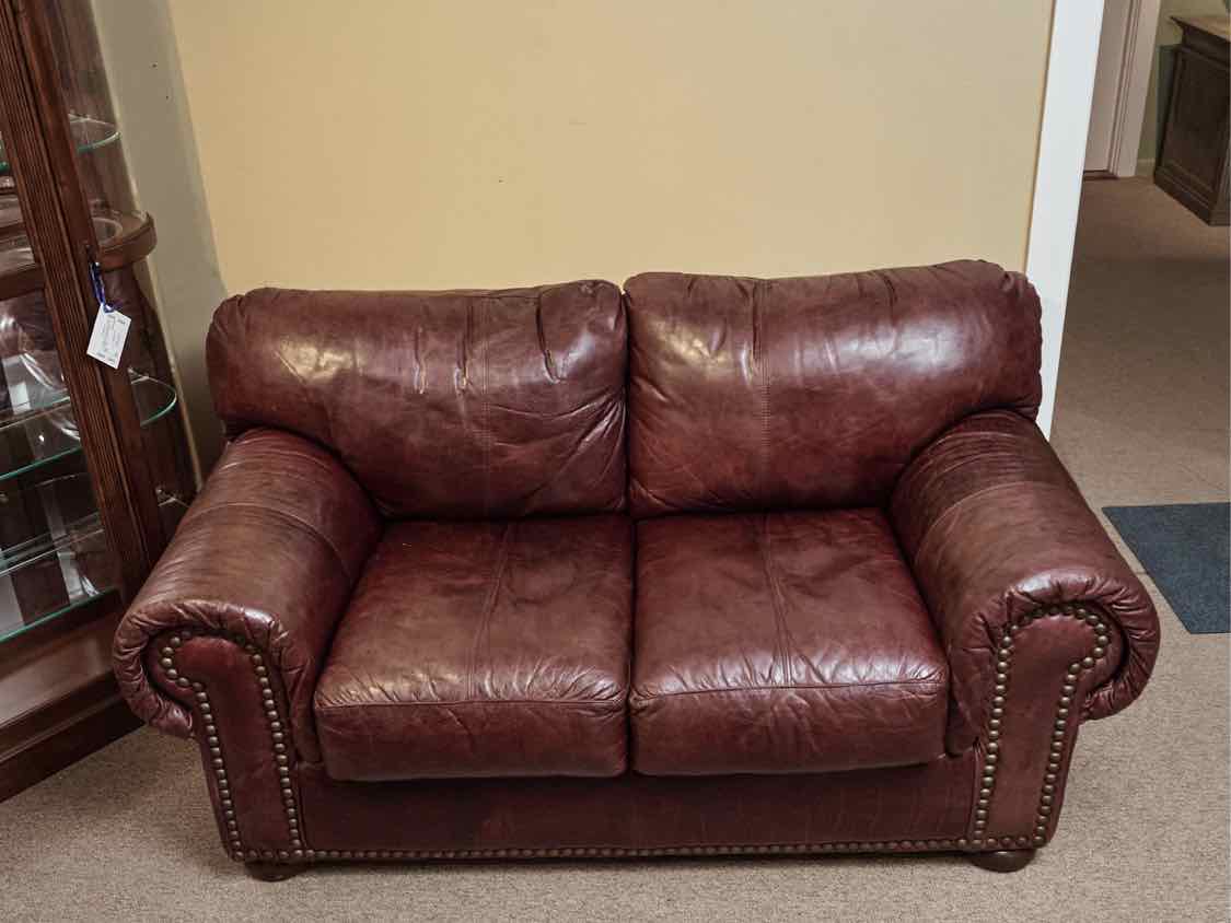 Robinson & Robinson 'Cognac' Leather Loveseat With Nailhead Trim & Bun Feet