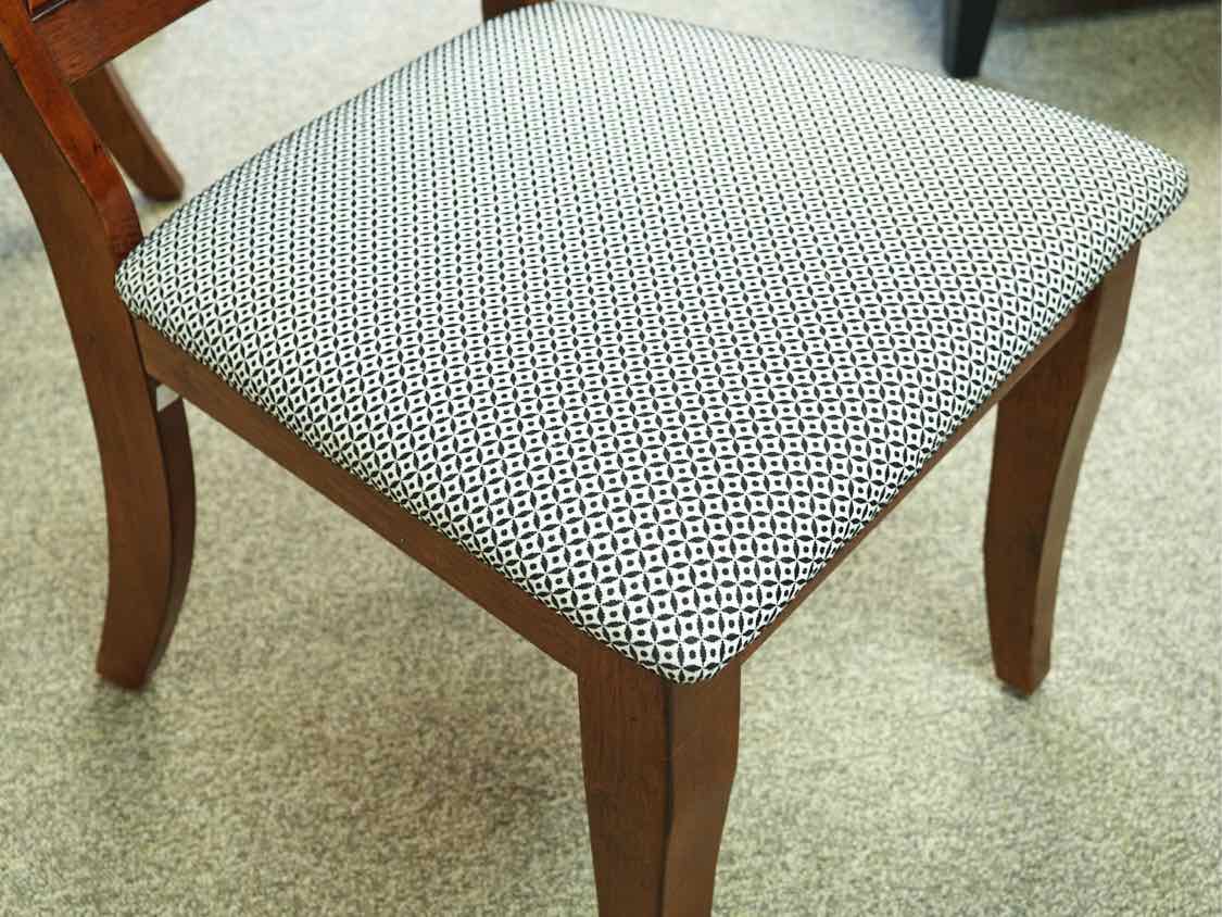 Round Cherry Pedestal Table with Leaf & Set of 4 Chairs with Navy & White Seats