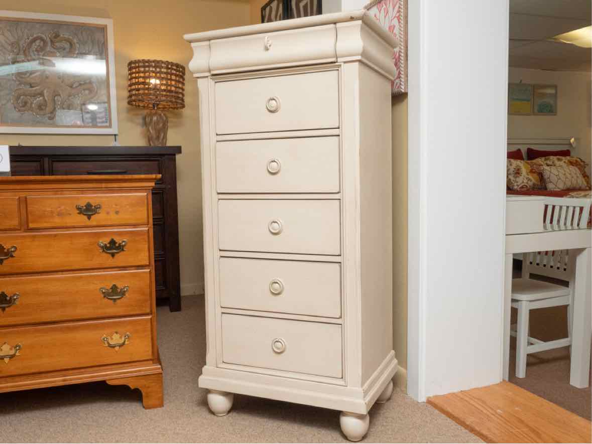 Liberty Furniture 6  Drawer Lingerie Chest in Ivory Finish