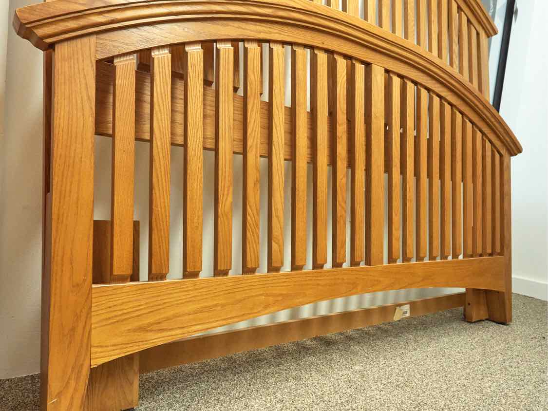 Vaughn Bassett Queen Arched Oak Bed