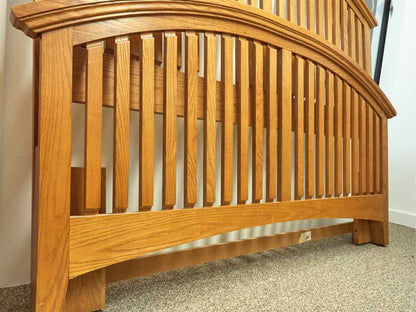 Vaughn Bassett Queen Arched Oak Bed