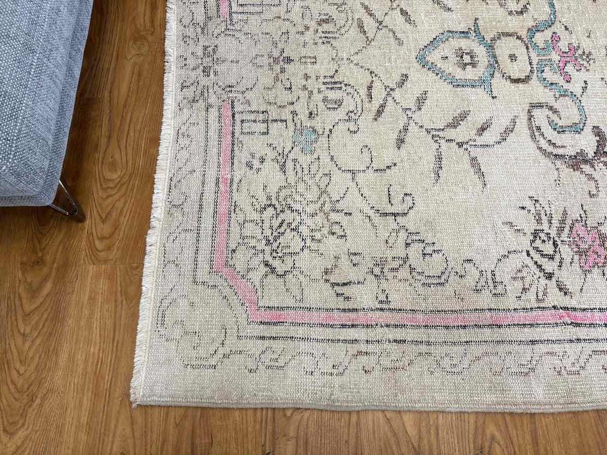 9' x 5.5' Beige Floral Area Rug