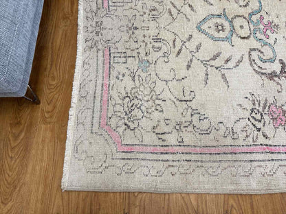 9' x 5.5' Beige Floral Area Rug