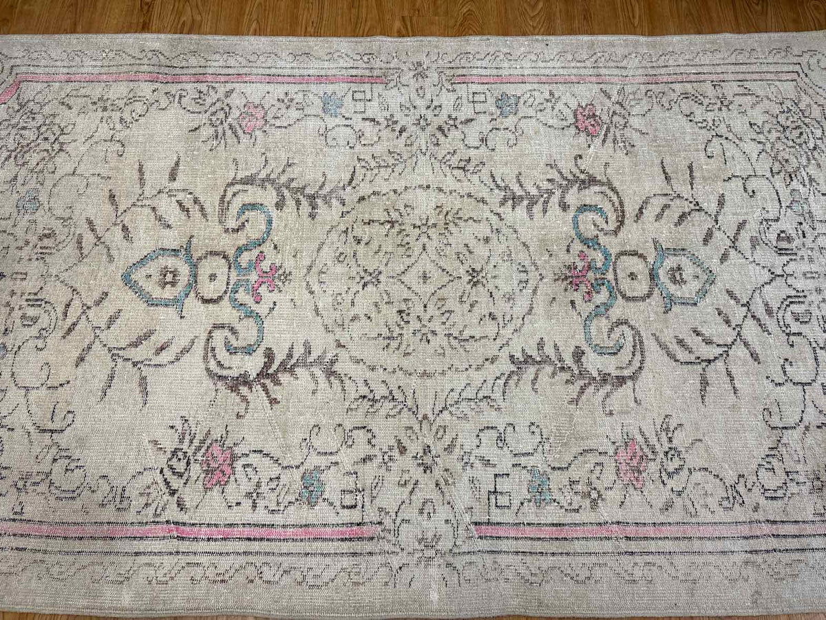 9' x 5.5' Beige Floral Area Rug