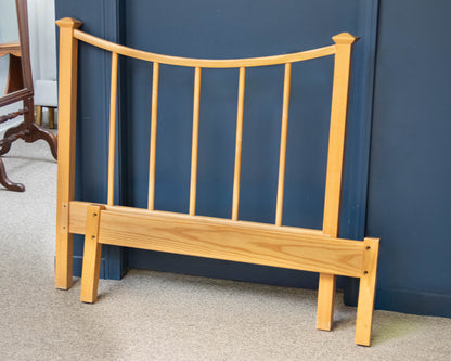 Pair of Vermont Tubbs Oak Spindle Twin Beds
