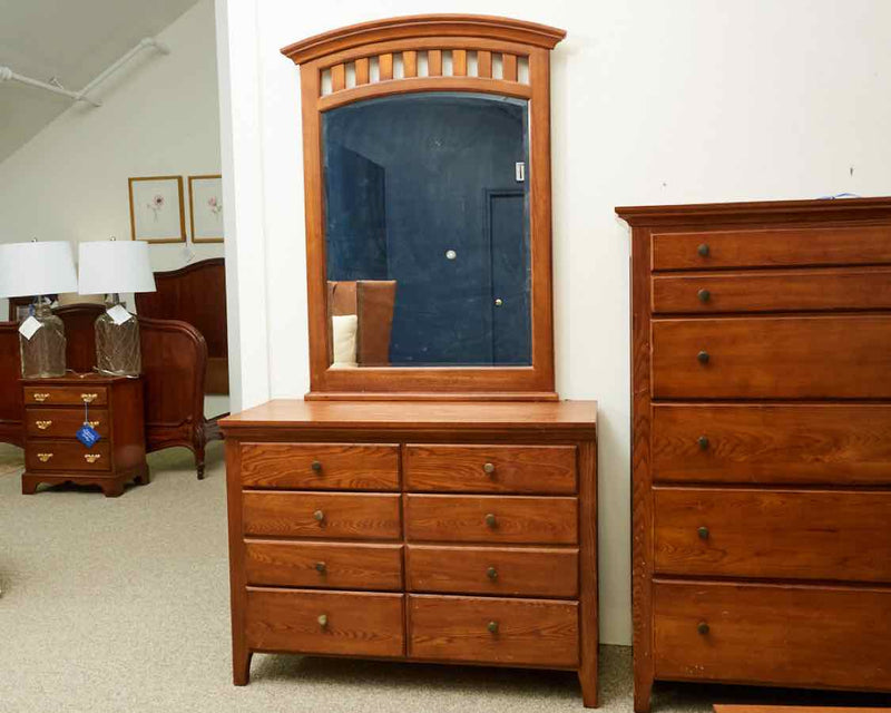 Thomasville Vignettes Dresser in Oak with Arch-Top Mirror